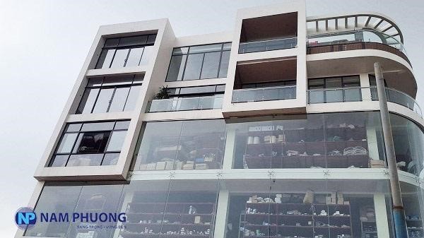 Nam Phương Window lắp đặt vách kính cho siêu thị phụ tùng ô tô Tiến Mơ