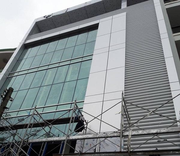 Thi công vách kính mặt dựng cho công ty