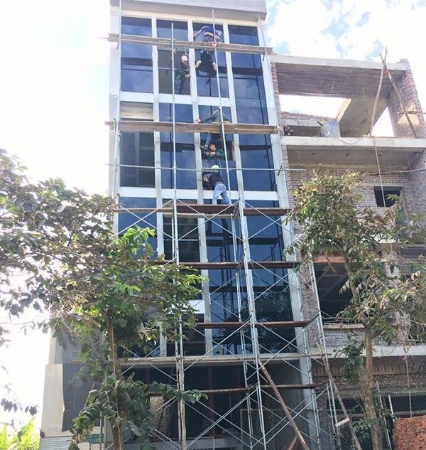 Thi công vách kính mặt dựng cho nhà mặt tiền