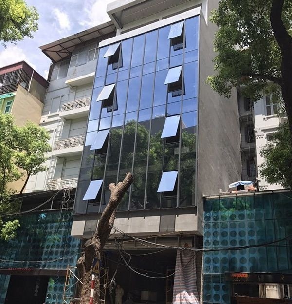 Thi công vách kính mặt dựng cho nhà phố