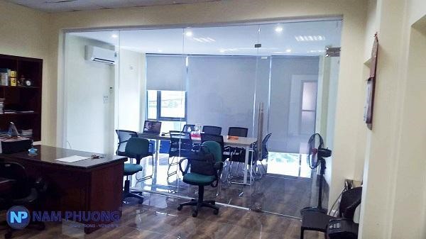Nam Phương Window lắp đặt vách kính cho công ty Luận Dung để làm vách ngăn văn phòng