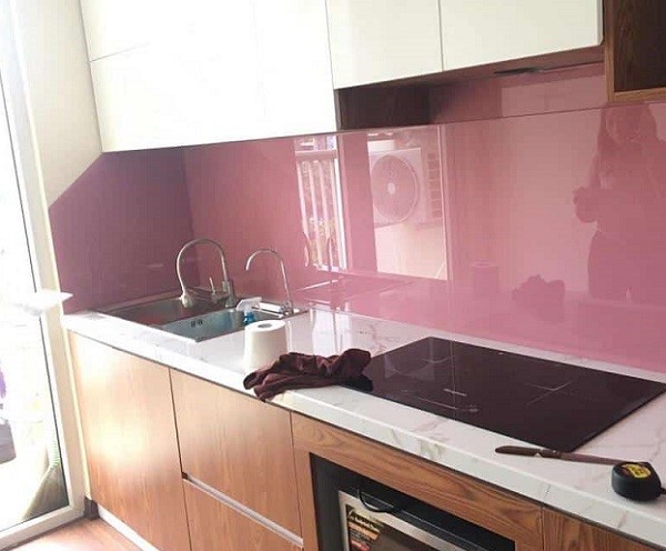 Mẫu kính ốp bếp màu hồng