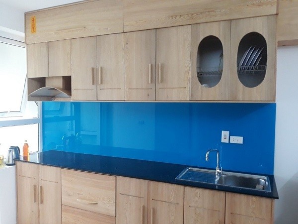 Mẫu kính ốp bếp màu xanh dương