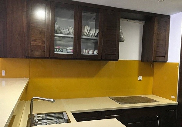Mẫu kính ốp bếp màu vàng thư cao cấp
