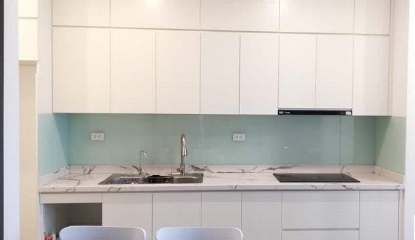 Mẫu kính ốp bếp màu trắng xanh