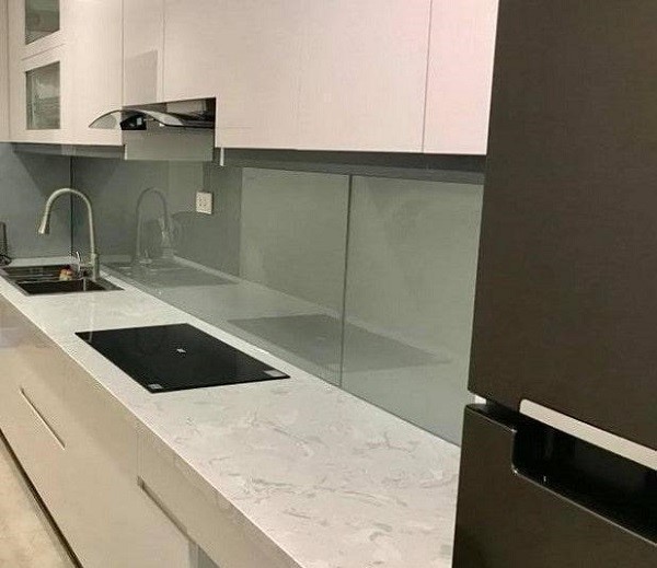 Mẫu kính ốp bếp màu nhũ ánh bạc