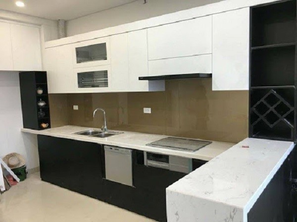 Mẫu kính ốp bếp màu nhũ ánh vàng