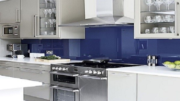 Kính ốp bếp màu xanh lam
