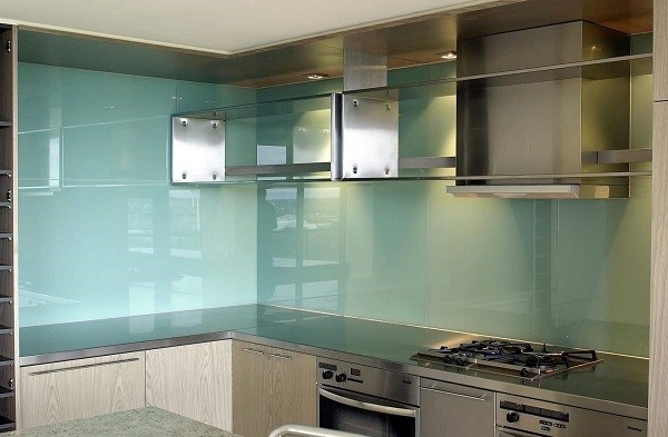 Mẫu kính ốp bếp màu xanh ngọc