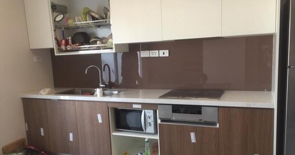 Mẫu kính ốp bếp màu nâu đất