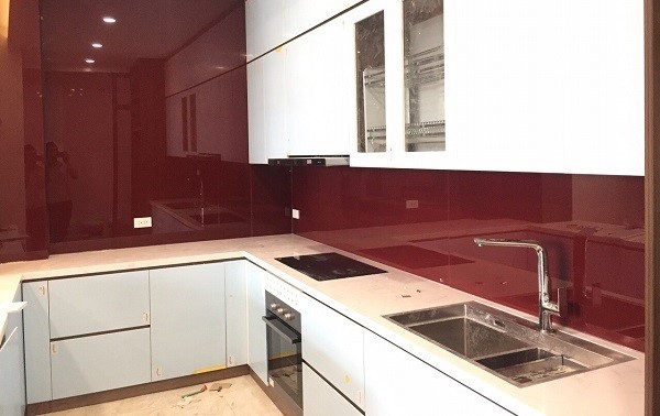 Mẫu kính ốp bếp màu đỏ ruby