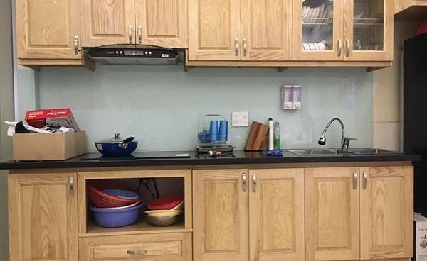 Mẫu kính ốp bếp màu trắng sữa