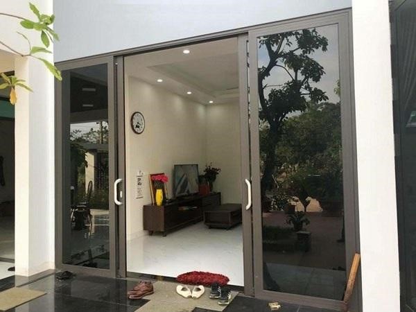 Mẫu cửa đi nhôm Xingfa mở trượt màu đen