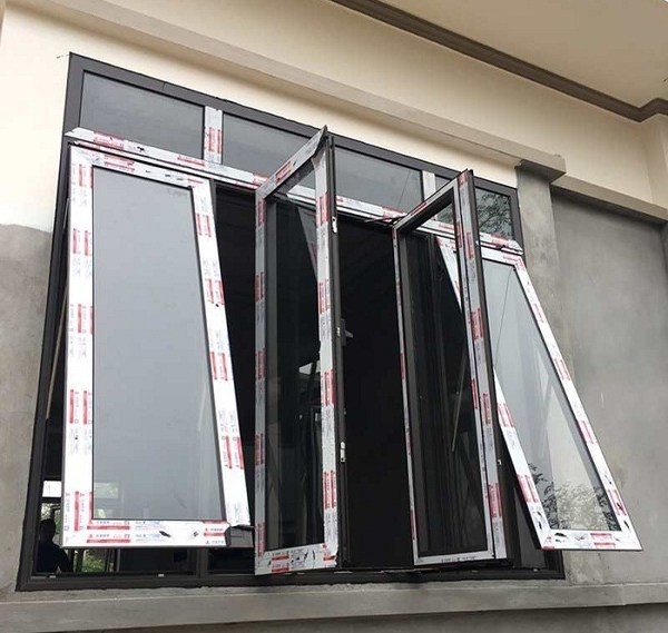Mẫu cửa sổ mở quay kết hợp với mở hất nhôm Xingfa