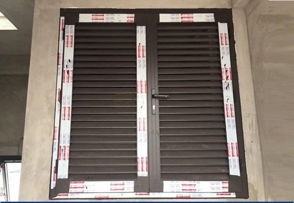 Mẫu cửa đổ nhôm Xingfa tem đỏ kiểu chớp lật