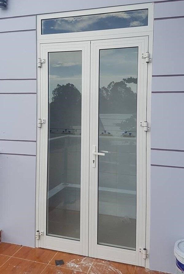 Mẫu cửa đổ nhôm Xingfa tem đỏ kiểu chớp lật