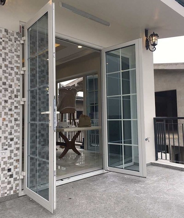 Mẫu cửa đổ nhôm Xingfa tem đỏ kiểu chớp lật