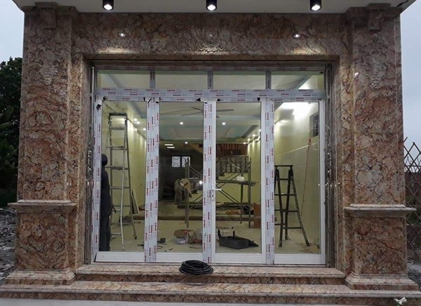 Mẫu cửa đổ nhôm Xingfa tem đỏ kiểu chớp lật