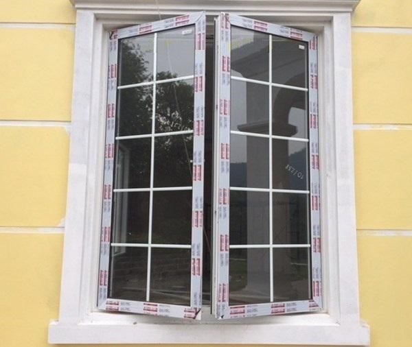 Mẫu cửa đổ nhôm Xingfa tem đỏ kiểu chớp lật
