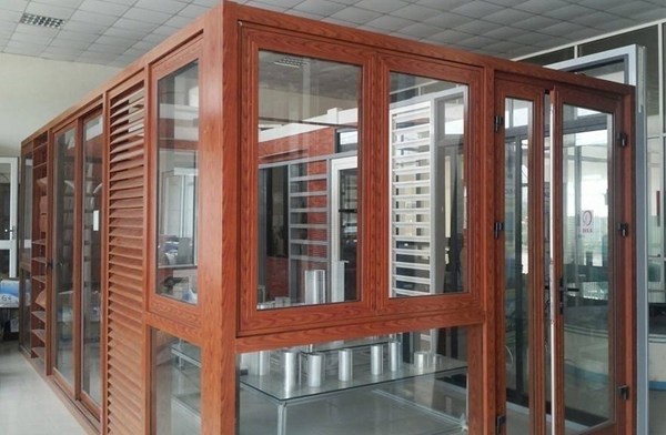 Mẫu cửa đổ nhôm Xingfa tem đỏ kiểu chớp lật