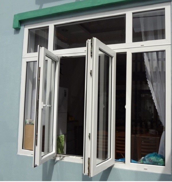 Mẫu cửa đổ nhôm Xingfa tem đỏ kiểu chớp lật