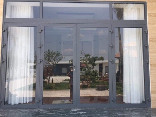 Mẫu cửa đổ nhôm Xingfa tem đỏ kiểu chớp lật