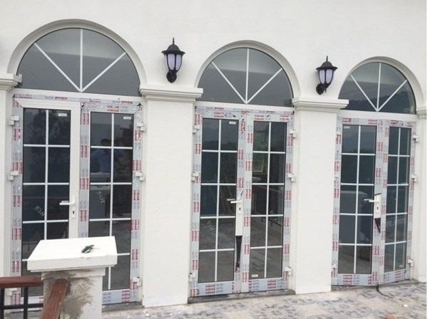 Mẫu cửa đổ nhôm Xingfa tem đỏ kiểu chớp lật