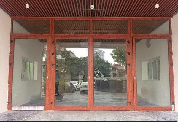 Mẫu cửa đổ nhôm Xingfa tem đỏ kiểu chớp lật
