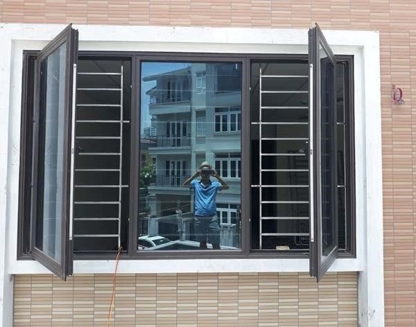 Mẫu cửa đổ nhôm Xingfa tem đỏ kiểu chớp lật