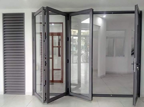 Mẫu cửa đổ nhôm Xingfa tem đỏ kiểu chớp lật