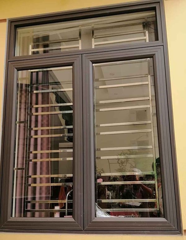 Mẫu cửa đổ nhôm Xingfa tem đỏ kiểu chớp lật