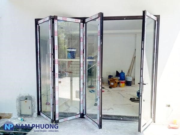 Lắp đặt cửa đi 4 cánh