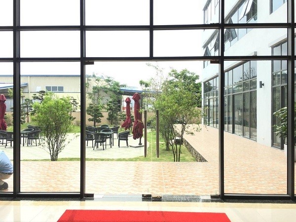 Mẫu cửa kính cường lực tại quán cafe