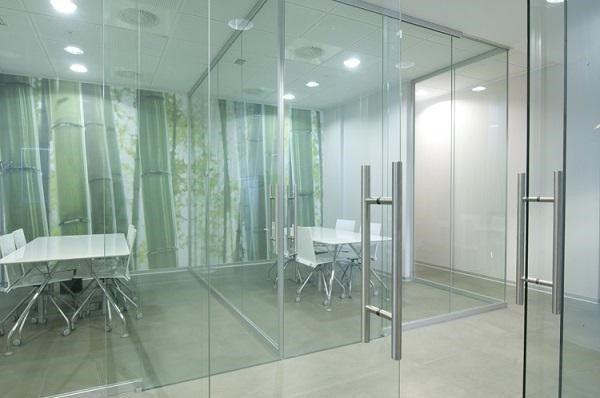 Mẫu cửa kính cường lực phòng học hoặc phòng phỏng vấn