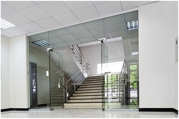 Mẫu cửa kính cường lực cho lối đi