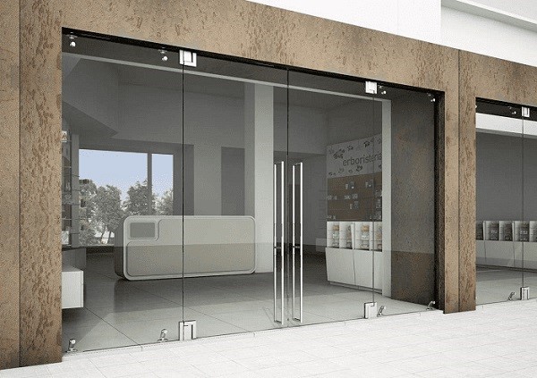 Mẫu cửa kính cường lực tại các showroom trong trung tâm thương mại