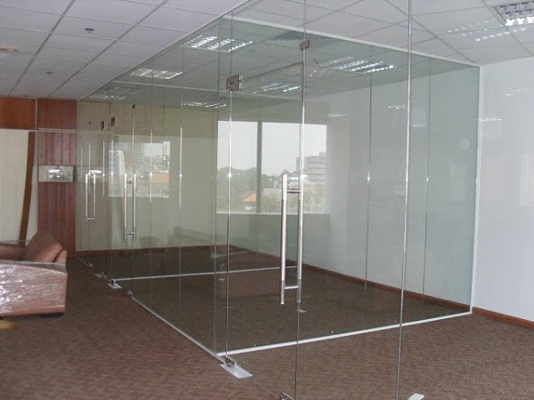 Mẫu cửa kính cường lực vách ngăn phòng công ty