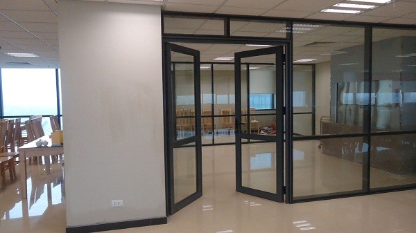 Mẫu cửa kính cường lực trong quán ăn