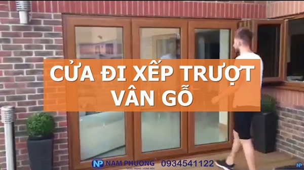 Cửa nhôm xingfa nâu vân gỗ có họa tiết tinh xảo