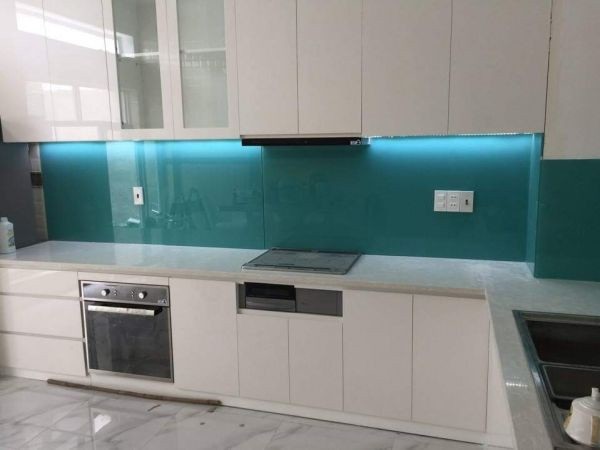 Kính ốp bếp xanh ngọc với sắc màu đậm