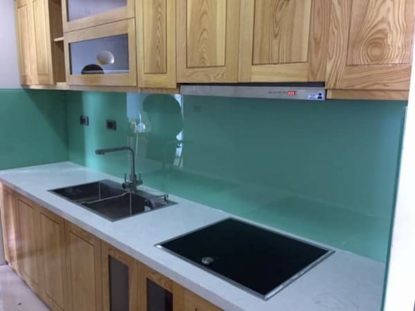 Kính ốp bếp xanh ngọc cùng họa tiết vân gỗ