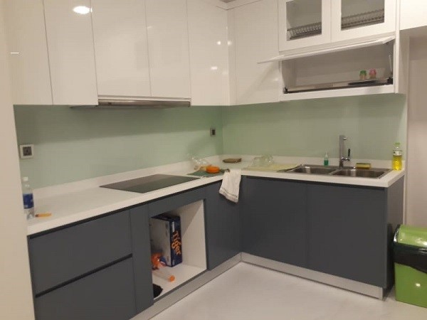 Mẫu kính ốp bếp màu trắng sữa 8