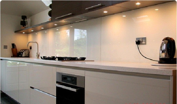 Mẫu kính ốp bếp màu trắng sữa 10