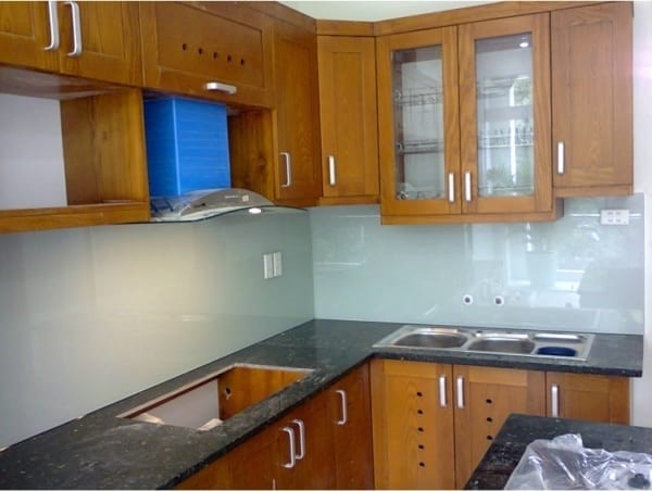 Mẫu kính ốp bếp màu trắng sữa 11