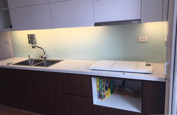 Mẫu kính ốp bếp màu trắng sữa 13