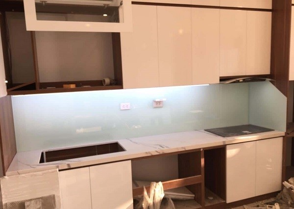 Mẫu kính ốp bếp màu trắng sữa 14