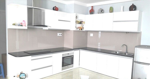 Mẫu kính ốp bếp màu trắng sữa 1