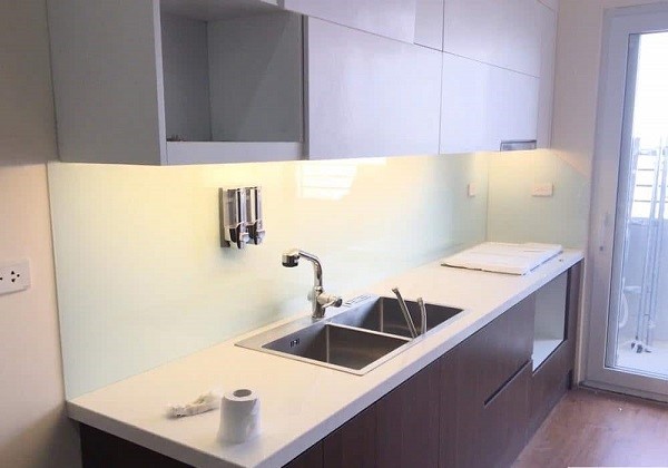 Mẫu kính ốp bếp màu trắng sữa 5