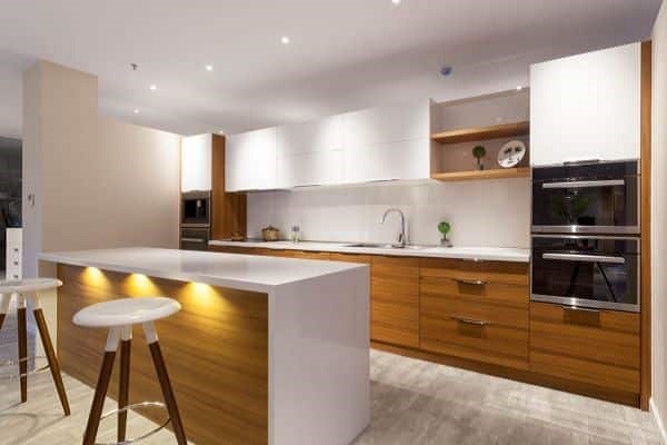 Mẫu kính ốp bếp màu trắng sữa 6