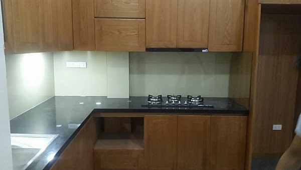 Mẫu kính ốp bếp màu trắng sữa 7